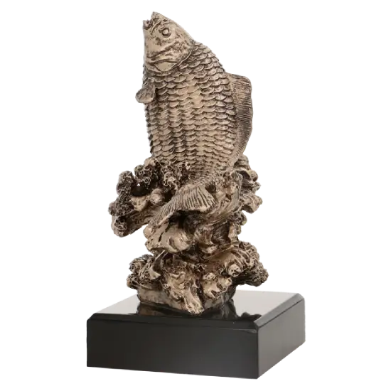 Pryskyřicová soška Kapr na vlně RFST2028 Pryskyřicová soška Kapr na vlně RFST2028