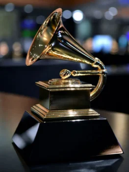 Zlatá soška ceny Grammy na černém podstavci, ikonický gramofon pozlacený 24karátovým zlatem, na slavnostním předávání hudebních cen